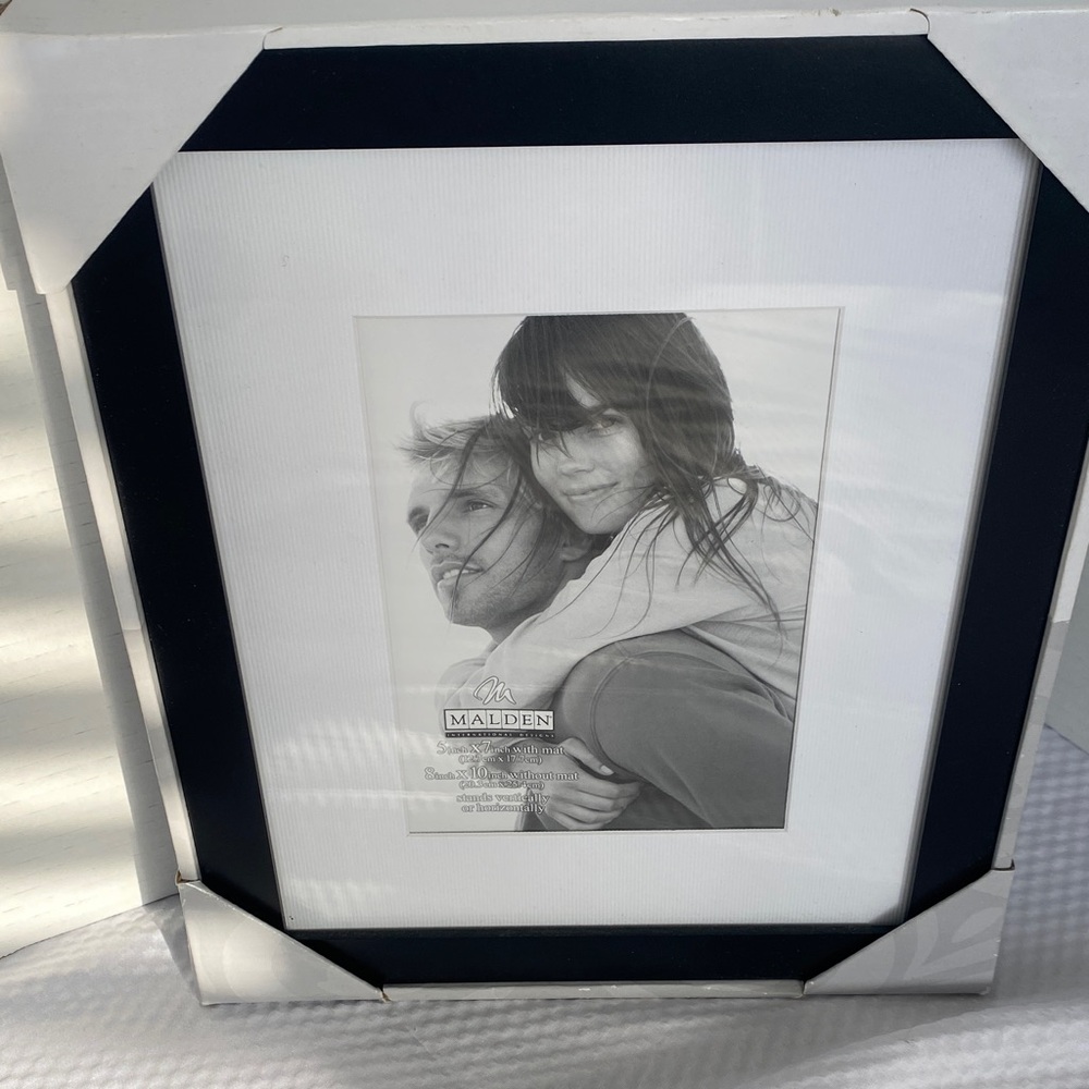Malden Black and White 5 x 7 W/Matt  8 x 10 Vertical or horizontal Photo Frame - Picture 2 of 5